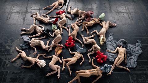 Szene aus With these Hands - "nackte" Menschen liegen auf der Bühne