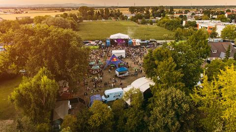 Das Luftbild zeigt das Trebur Open Air Festivalgelände von oben, das zwischen Feldern liegt.