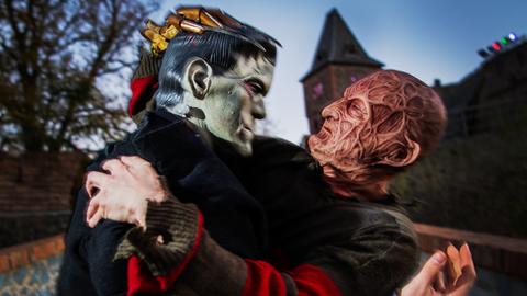 Das Monster Frankenstein (l) und Freddy Krueger (Hauptfigur der Nightmare-Filmreihe) kämpfen miteinander