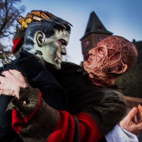 Das Monster Frankenstein (l) und Freddy Krueger (Hauptfigur der Nightmare-Filmreihe) kämpfen miteinander