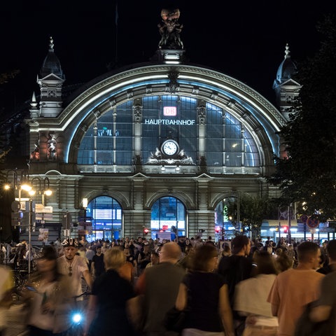 Das Bild zeigt den Hauptbahnhof von Außen am Abend mit vielen Menschen während einer Bahnhofsviertelnacht