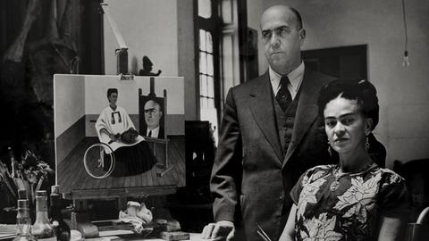 Doktor Juan Farill und Frida Kahlo in ihrem Atelier im Blauen Haus, fotografiert von Gisèle Freund, 1951.