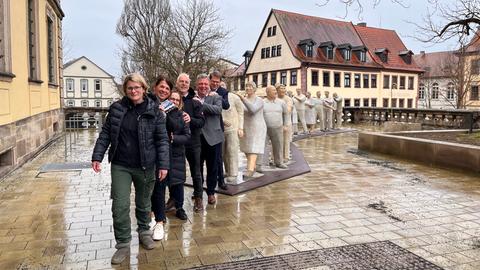 Künstlerin Laura Lechner führt die "Polonaise" ihrer Alltagsmenschen an. 