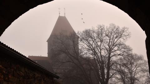 Nebel hängt über der Gedenkstätte Kloster Breitenau in Guxhagen (Schwalm-Eder)