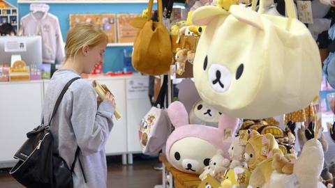 Eine junge Frau im Ghibli-Popup-Store. 