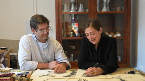 Marc Hilgenfeld und Charlotte Gehrig: Mann und Frau an einem Zeichentisch.