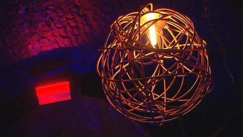 Leuchtkugel im Club