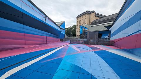 Die Streetart-Künstlerin MadC hat die Fassade der Gemäldegalerie des Hessischen Landesmuseums in Darmstadt gestaltet.