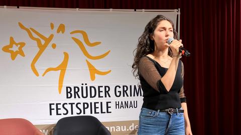 Die Darstellerin Myriam Akhoundov singt bei einer Pressevorführung ein Lied aus dem Musical "Die Gänsemagd".