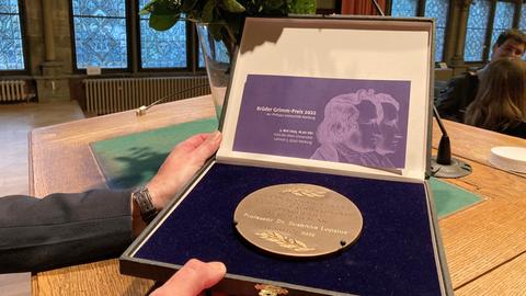 Die Medaille zur Verleihung des Brüder Grimm-Preises 2022 an Prof. Dr. Susanne Lepsius.