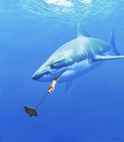 Ein Hai im Wasser, aus seinem Maul ragt eine Hand, die einen Selfie-Stick hält.