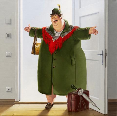 Eine sehr dicke Frau in grünem Lodenmantel steht in der Eingangstür und breitet strahlen die Arme aus