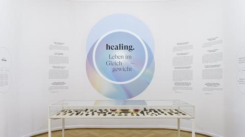 Wand mit der Aufschrift "healing. Leben im Gleichgewicht".