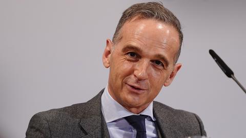 Heiko Maas, rechts ragt ein Mikrofon ins Bild.