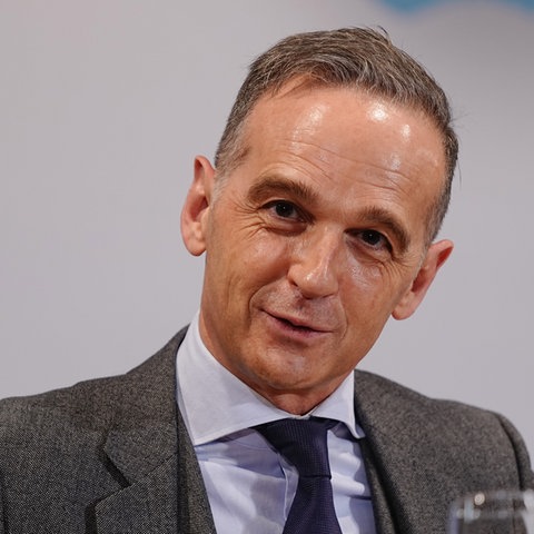 Heiko Maas, rechts ragt ein Mikrofon ins Bild.