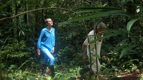 Zwei Frauen streifen durch einen Dschungel