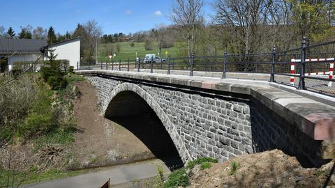 Steinerne Brücke über einen kleinen Bach