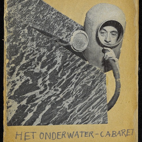 Das Bild zeigt ein Cover des Satire-Magazins "Het Onderwater Cabaret" von 1943. Darauf ist eine Person zu sehen, die eine Gasmaske trägt und durch einen Schlauch atmet.