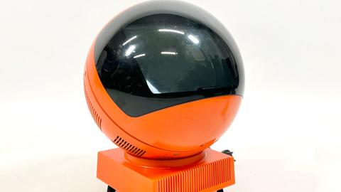 Ein kugelförmiger Fernseher in Orange.