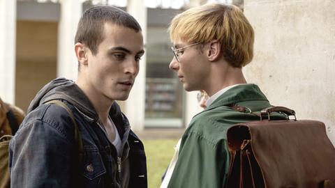Still auf dem Film "Hör auf zu lügen": Zwei junge Männer schauen sich an.
