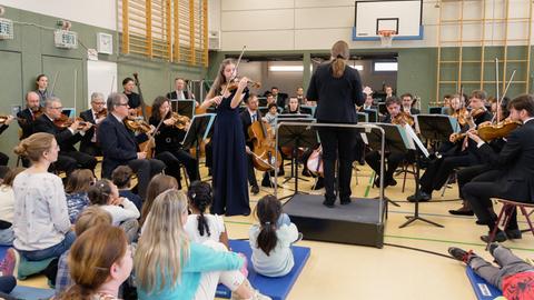Orchester und Zuhörer in der Turnhalle