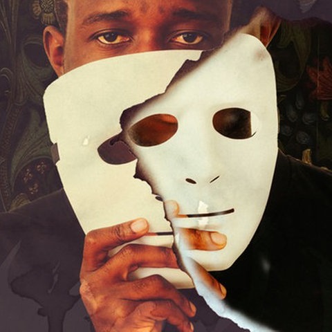 Ein dunkelhäutiger Mann hält eine weiße Maske vor sein Gesicht