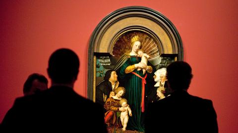 Besucher des Bode-Museums stehen am 20.01.2016 in Berlin im Bode-Museum vor dem Gemälde "Die Madonna des Jakob Meyer zum Hasen" (1526 - 1528) vom Maler Hans Holbein der Jüngere (1497/98 - 1543).