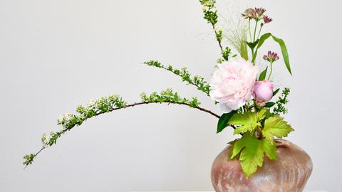 Ikebana: Japanische Kunst des Blumenarrangierens 