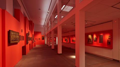 Eine Innenansicht des Frankfurter Ikonenmuseums - die Wände sind rot gestrichen