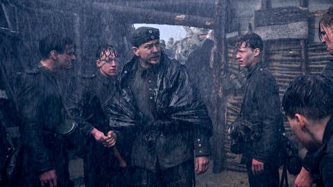 Das Szenenbild aus "Im Westen nichts Neues" zeigt sechs Soldaten im strömenden Regen. 