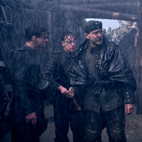 Das Szenenbild aus "Im Westen nichts Neues" zeigt sechs Soldaten im strömenden Regen. 