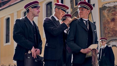 Das Szenenbild aus "Im Westen nichts Neues" zeigt drei Männer in rot-blauer Uniform. 