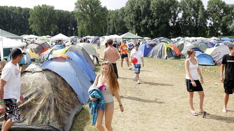 Foto des Zeltplatzes beim Trebur Open Air - viele Zelte und einige Menschen in Sommerkleidung.