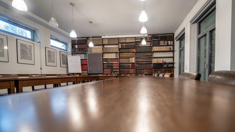 Blick in den Sitzungssaal des Instituts für Sozialforschung (IfS) mit seinem historischen Mobiliar und der Bibliothek mit Sekundärliteratur. 