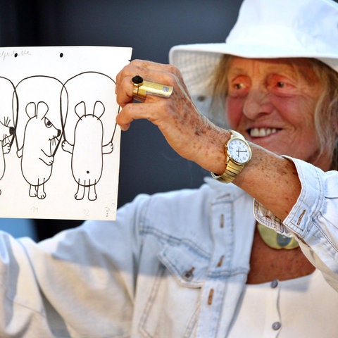 Maus-Erfinderin Isolde Schmitt-Menzel zeigt frühe Entwürfe der Kultfigur. Aufnahme aus dem Juli 2010. 