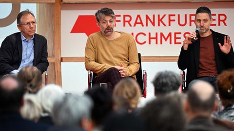 Meron Mendel (r), Direktor der Bildungsstätte Anne Frank, spricht auf der Frankfurter Buchmesse während der Gesprächsrunde von PEN Berlin und Frankfurter Buchmesse zum Thema "In Sorge um Israel" neben den Schriftstellern Tomer Dotan-Dreyfus (M) und Doron Rabinovici. 