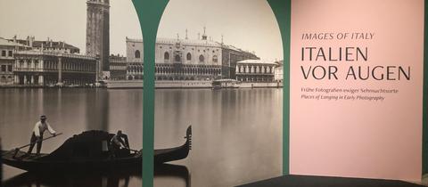 Eine große Fotografie von Venedig im Eingangsbereich der Städelausstellung "Italien vor Augen"