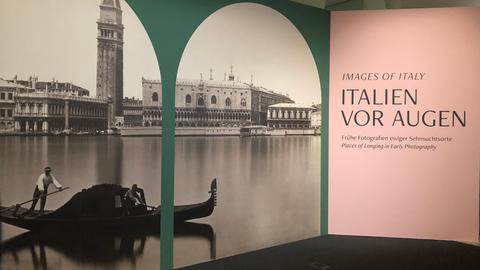 Eine große Fotografie von Venedig im Eingangsbereich der Städelausstellung "Italien vor Augen"