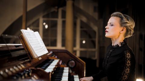 Iveta Apkalna spielt die Orgel in einer Kirche