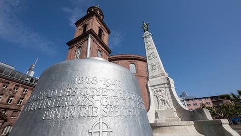 Die historische „Jahrhundertglocke“ steht vor der Paulskirche in Frankfurt. 