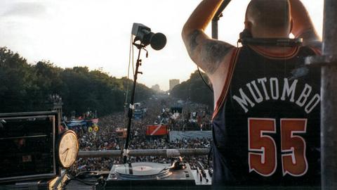 Blick von der DJ-Kanzel auf eine Menschenmenge