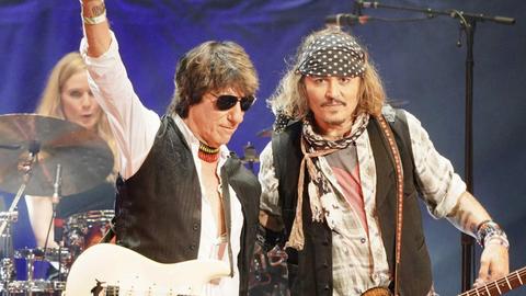 Jeff Beck und Johnny Depp - beide mit Gitarren - bei einem Konzert in der Royal Albert Hall in London