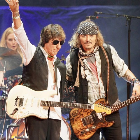 Jeff Beck und Johnny Depp - beide mit Gitarren - bei einem Konzert in der Royal Albert Hall in London