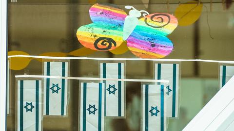 Im jüdischen Gemeindezentrum in Frankfurt hängt an der Scheibe eines Klassenzimmers ein bunter Schmetterling und mehrere israelische Nationalflaggen. 