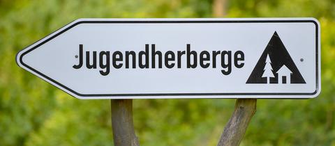 Ein Schild weist auf eine Jugendherberge hin.