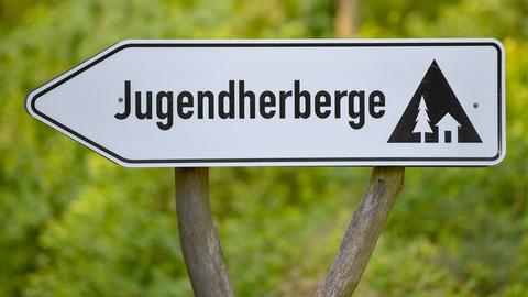 Ein Schild weist auf eine Jugendherberge hin.