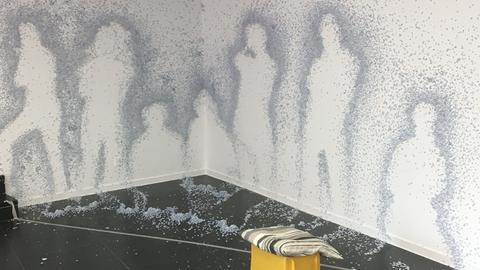 Kunstwerk aus Kaugummis von Isabell Ratzinger: menschliche Silhouetten an einer Wand