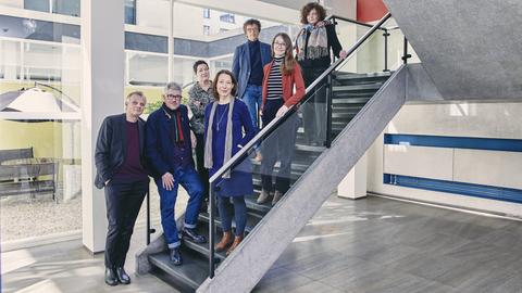 Die Jury des Deutschen Buchpreises 2024. V.l.n.r.: Gerrit Bartels, Klaus Nüchtern, Regina Moths, Natascha Freundel, Torsten Hoffmann, Magda Birkmann, Marianna Lieder.