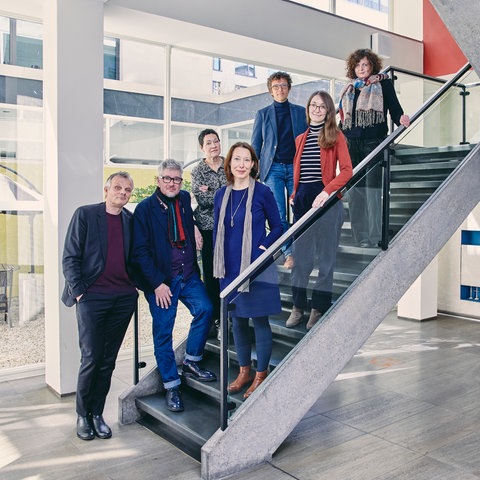 Die Jury des Deutschen Buchpreises 2024. V.l.n.r.: Gerrit Bartels, Klaus Nüchtern, Regina Moths, Natascha Freundel, Torsten Hoffmann, Magda Birkmann, Marianna Lieder.