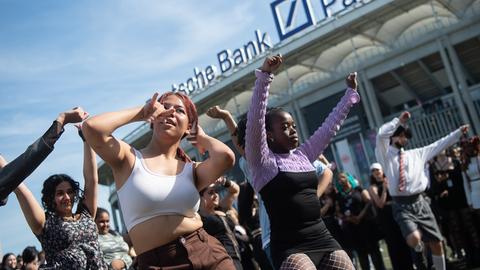 Fans feiern während des K-Pop-Mega-Festivals "KPOP.FLEX" im Deutsche Bank Park. 